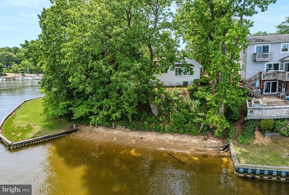 Exterior, Lake