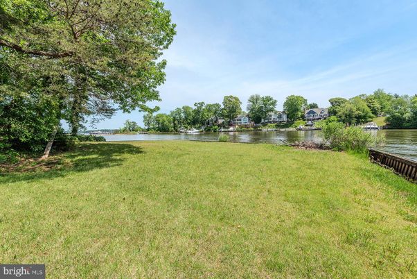 Exterior, Lake
