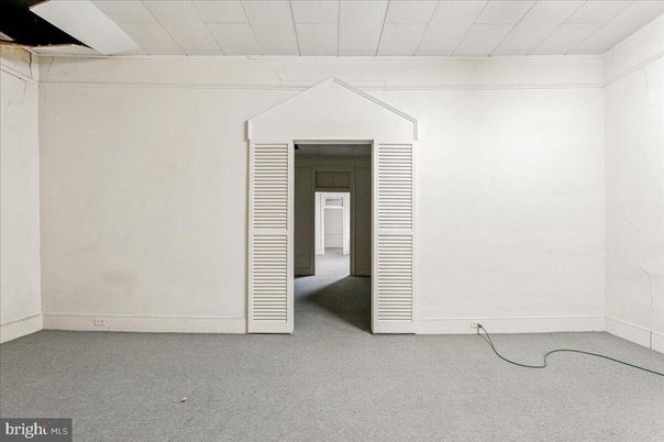 Empty room, Interior