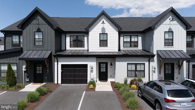 Attached, Exterior, Facade, Farmhouse