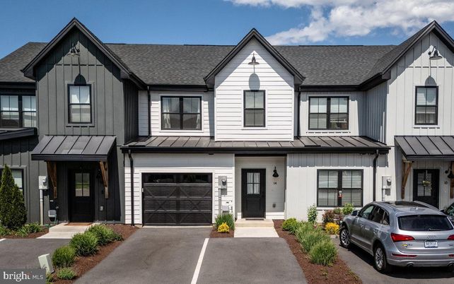Attached, Exterior, Facade, Farmhouse