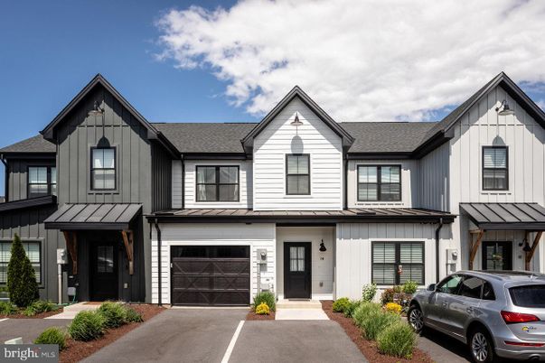 Attached, Exterior, Facade, Farmhouse