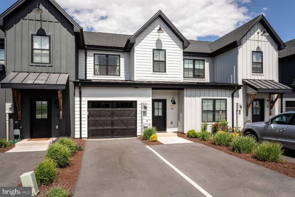 Attached, Exterior, Facade, Farmhouse