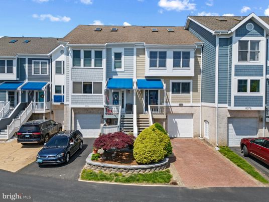 Attached, Exterior, Facade, Rowhouse