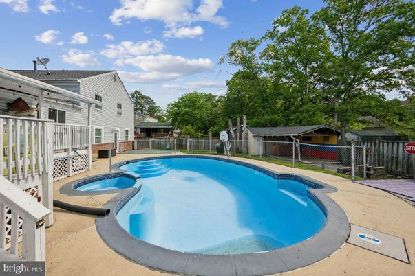 Exterior, Pool