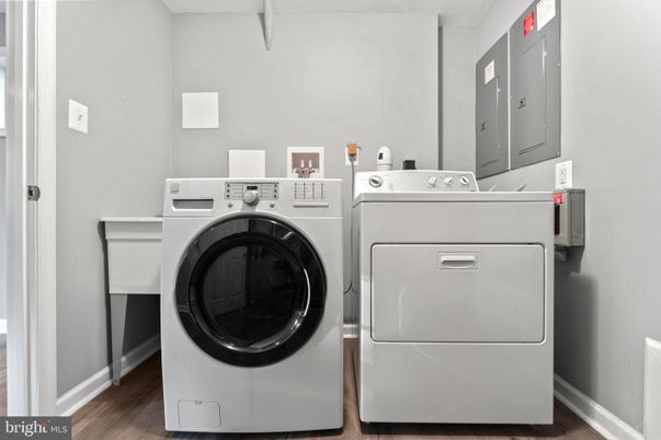 Interior, Utility Closets, Washer, Wood Texture Flooring