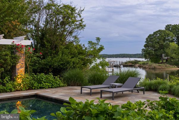 Exterior, Lake