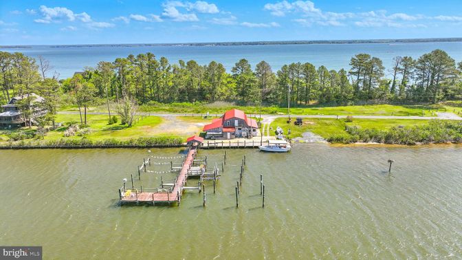 Exterior, Lake