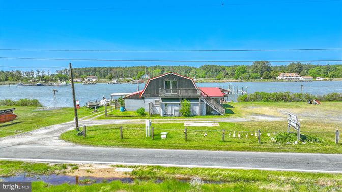 Exterior, Lake