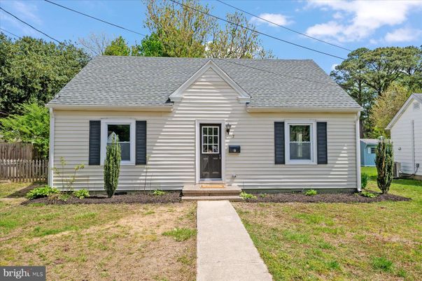 Exterior, Facade, Cape Cod