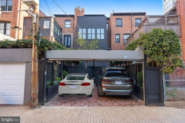 Exterior, Facade, Brick Facade, Rowhouse