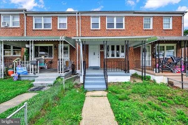 Exterior, Facade, Brick Facade, Rowhouse