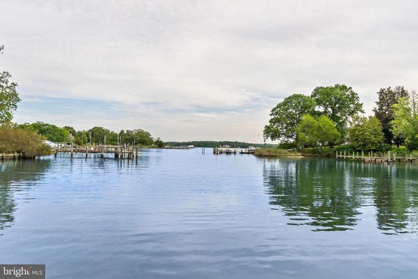 Exterior, Lake