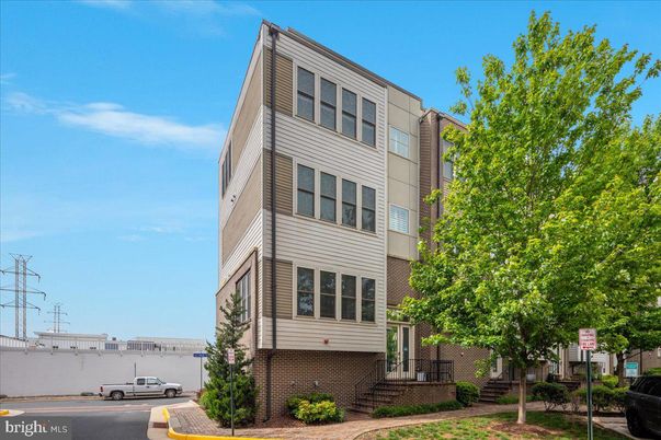 Exterior, Facade, Rowhouse
