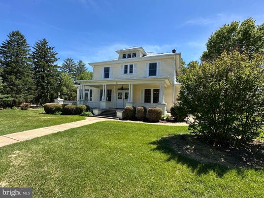 Exterior, Facade, American Foursquare