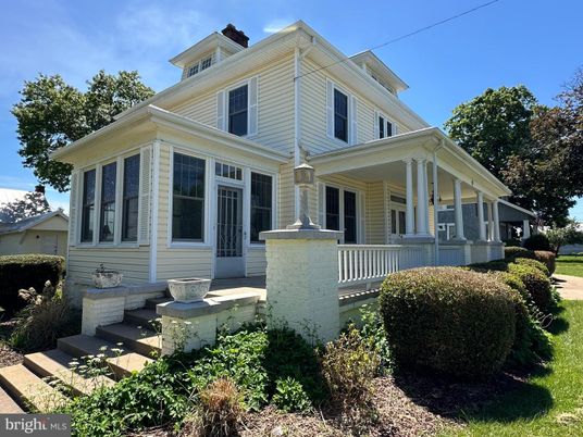 Exterior, Facade, Queen Anne Victorian