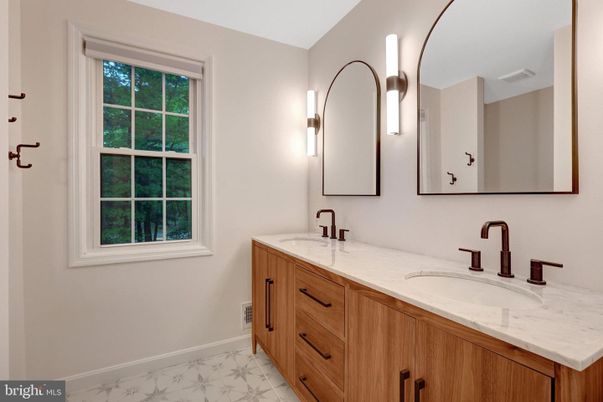 Bathroom, Dual Sink Vanities, Interior