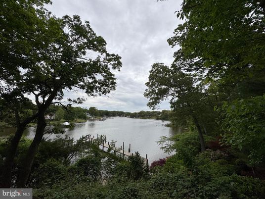 Exterior, Lake