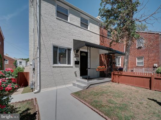 Exterior, Facade, Brick Facade, Rowhouse