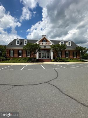 Attached, Exterior, Facade, Cape Cod