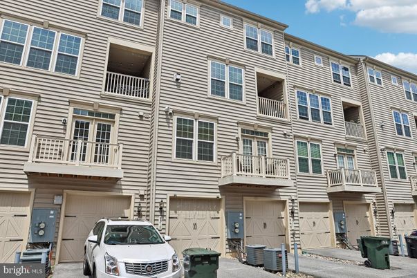 Attached, Exterior, Facade, Rowhouse