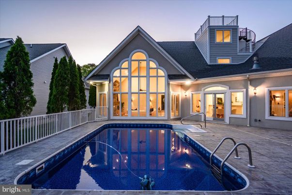 Exterior, Pool