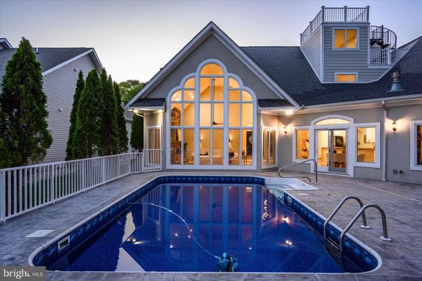 Exterior, Pool