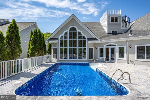 Exterior, Pool