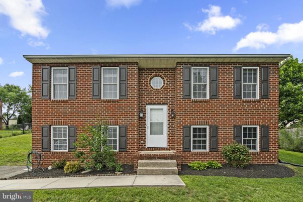 Exterior, Facade, Brick Facade, Georgian