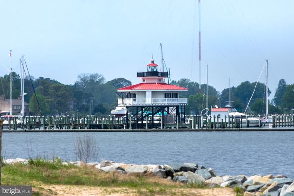 Exterior, Lake