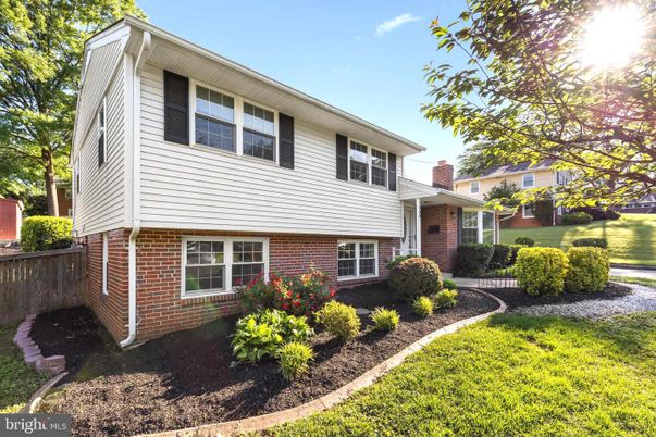 Exterior, Facade, Brick Facade, Raised Ranch