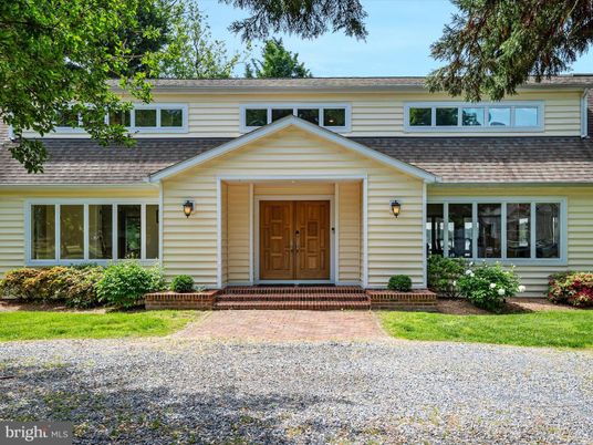 Exterior, Facade, Ranch