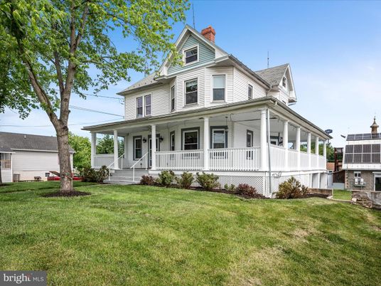Exterior, Facade, Queen Anne Victorian