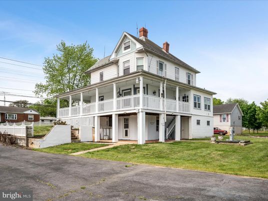 Backyard, Exterior, Facade, Queen Anne Victorian