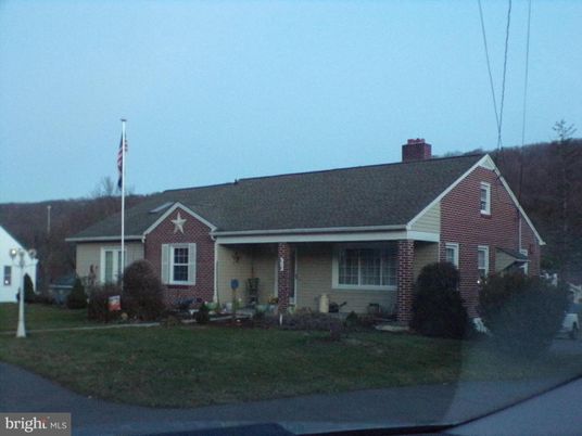 Exterior, Facade, Brick Facade, Ranch
