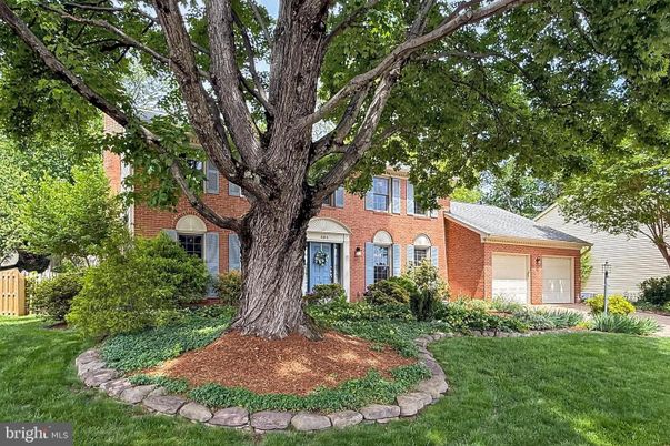 Attached, Backyard, Exterior, Facade, Brick Facade, Georgian