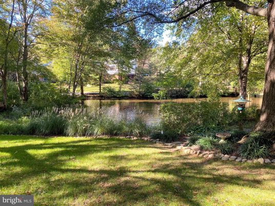 Exterior, Lake