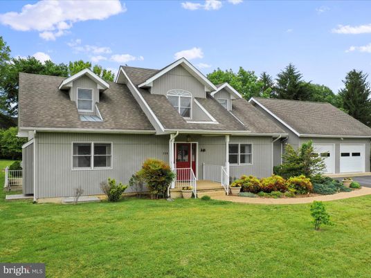 Attached, Exterior, Facade, Farmhouse