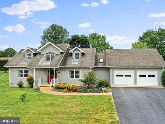 Attached, Exterior, Facade, Cape Cod
