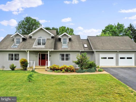 Attached, Exterior, Facade, Farmhouse