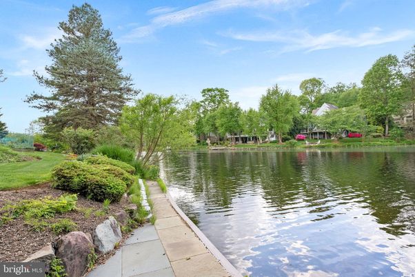 Exterior, Lake