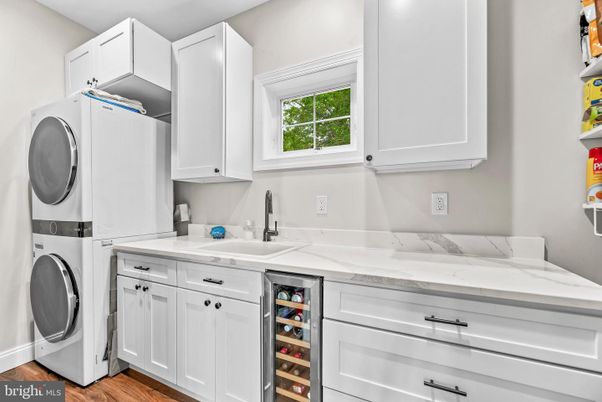 Interior, Washer, Wood Texture Flooring