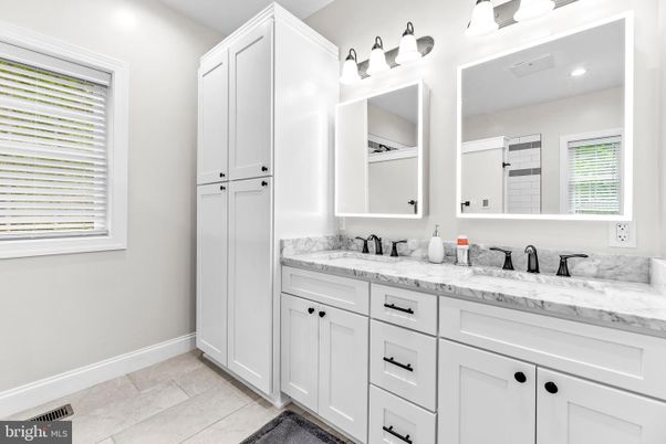Bathroom, Dual Sink Vanities, Interior, Recessed Lighting