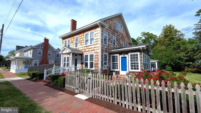 Exterior, Facade, American Foursquare