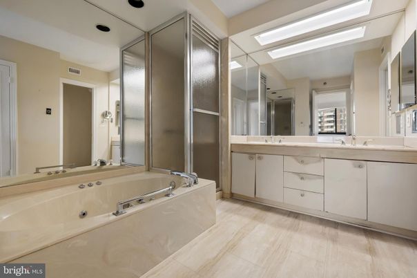 Bathroom, Dual Sink Vanities, Interior, Recessed Lighting