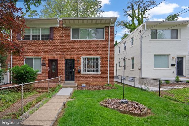 Exterior, Facade, Brick Facade, Rowhouse