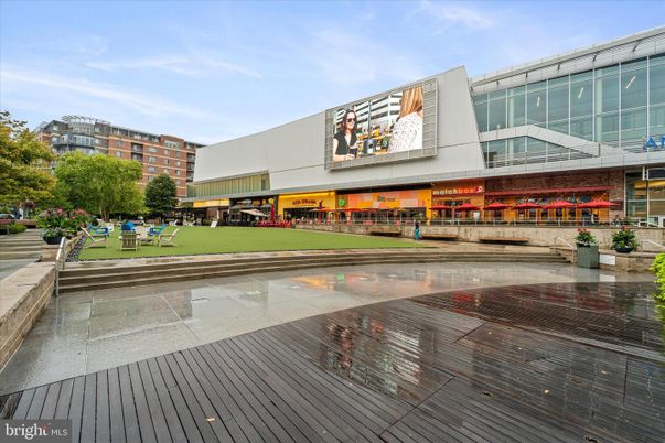 Exterior, Facade, Highrise