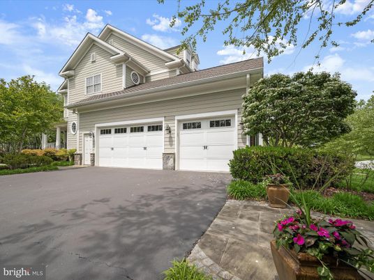 Attached, Exterior, Facade, American Craftsman
