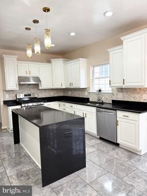 Interior, Kitchen, Pendant Lights, Recessed Lighting, Stainless Steel Appliances