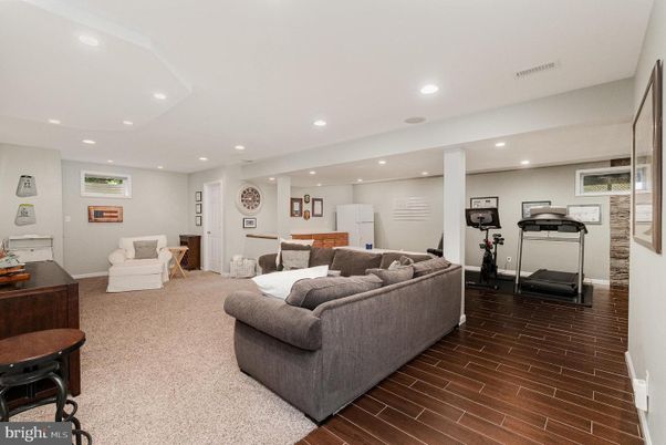 Fitness Equipment, Interior, Living room, Recessed Lighting, Wood Texture Flooring